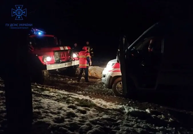 На Волині на дорозі застрягла карета «швидкої»