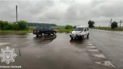 Зім'ятий капот і вибиті фари: у Луцьку не розминулися Mazda і Nissan (фото)