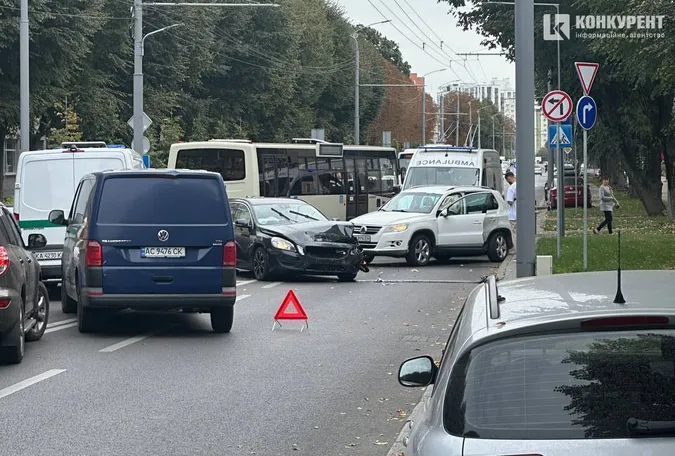 Розтрощило передок: на проспекті Волі серйозна аварія з двома авто (фото)