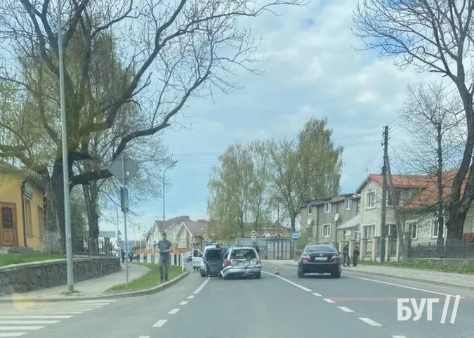 У Володимирі подвійна ДТП: зіткнулася вантажівка і два легковики