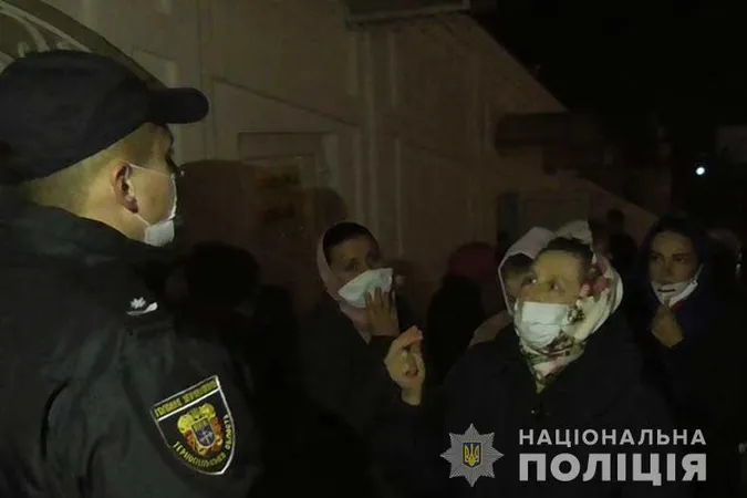 Поліція пропустила вірян у Почаївську лавру попри карантин