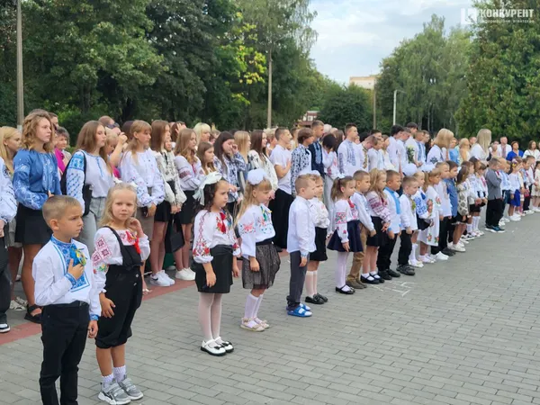 1 вересня у луцькому ліцеї №10: лінійка для першачків та випускників (фото)
