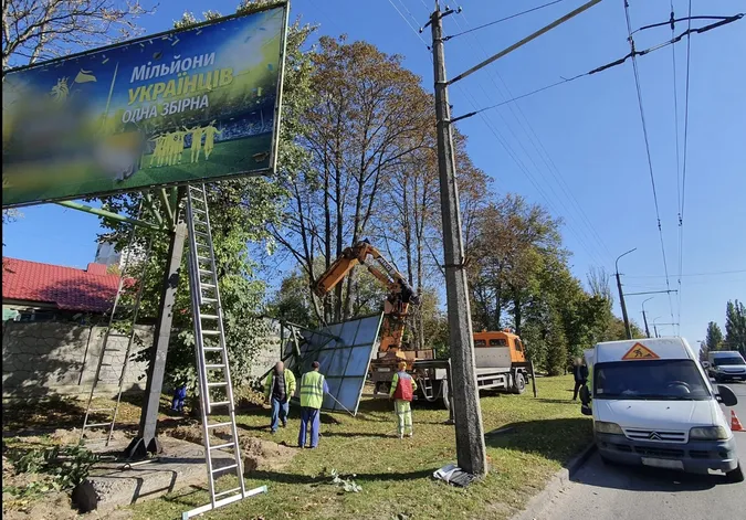 У Луцьку зрізали декілька рекламних бігбордів (фото, відео)