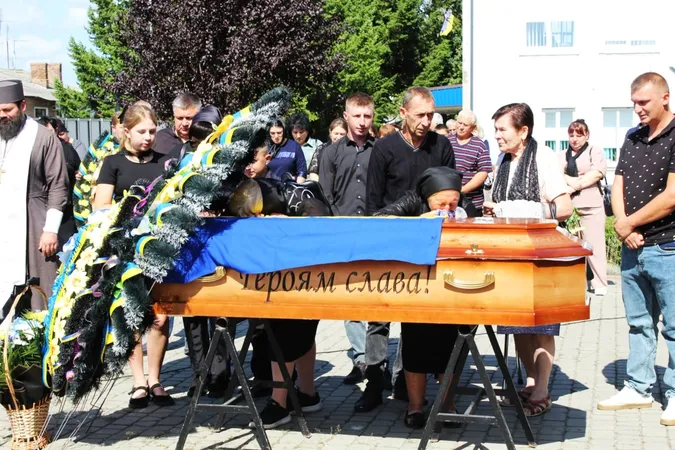 Повернувся «на щиті» після двох років надії: на Волині попрощалися з воїном Олександром Гринчуком (фото)