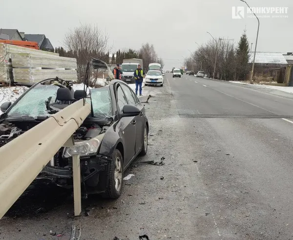 ДТП у Липинах: відбійник наскрізь проштрикнув авто (фото, відео)