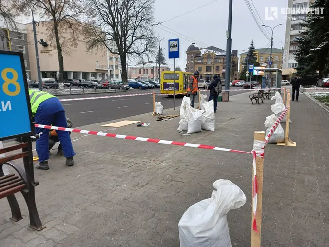 У центрі Луцька встановлюють «розумну» зупинку (фотофакт)