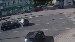 «Летів» на «червоний»: у центрі Луцька Volkswagen протаранив Nissan (відео)
