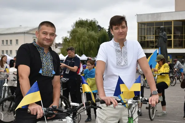 У вишиванках і з прапорами: у Луцьку відбувся традиційний велопробіг до Дня міста (фото)