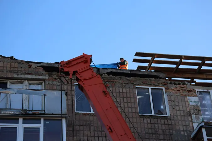 У Луцьку почали ремонт пошкодженого ворожим дроном будинку (фото)