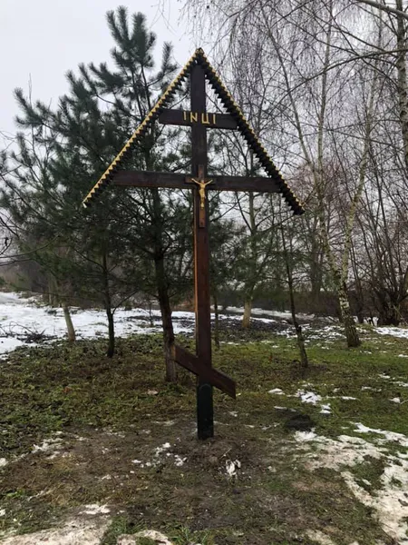 Лучани облаштували сквер для відпочинку, а церква поставила там хрест (фото)