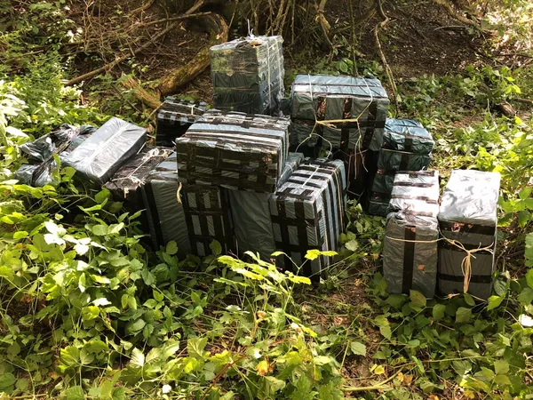 На Волині контрабандисти «попали» на 30 ящиків сигарет (фото)
