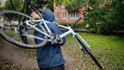 Під час обстрілу Луцька у дівчини вкрали дорогий велосипед (відео)