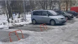У Луцьку муніципали демонтують юніпаркери, які автовласники встановили у своєму дворі (фото)