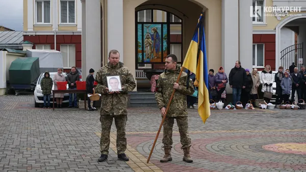 Напередодні Великодня у Луцьку прощалися з Героєм, згадуючи Ісуса (фото, відео)