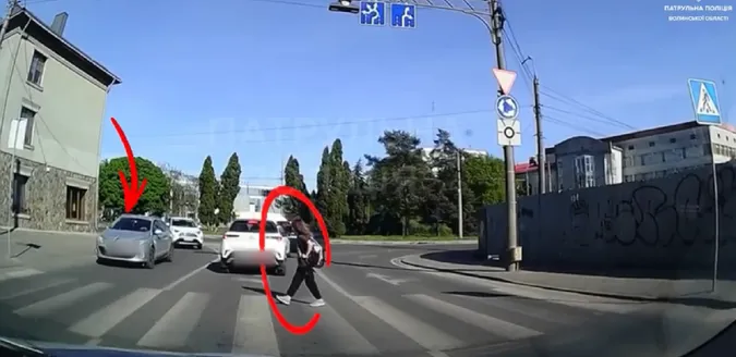 У центрі Луцька водій не пропустив дівчину на переході (відео)