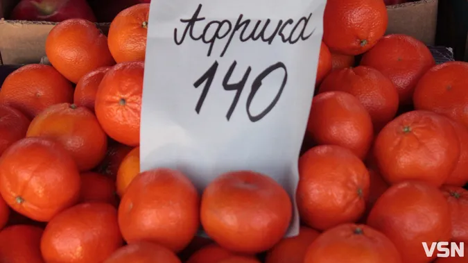 Ціни на фрукти на ринку у Луцьку
