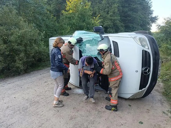 Розрізали лобове скло: на Камінь-Каширщині рятувальники визволяли постраждалих в ДТП (фото)
