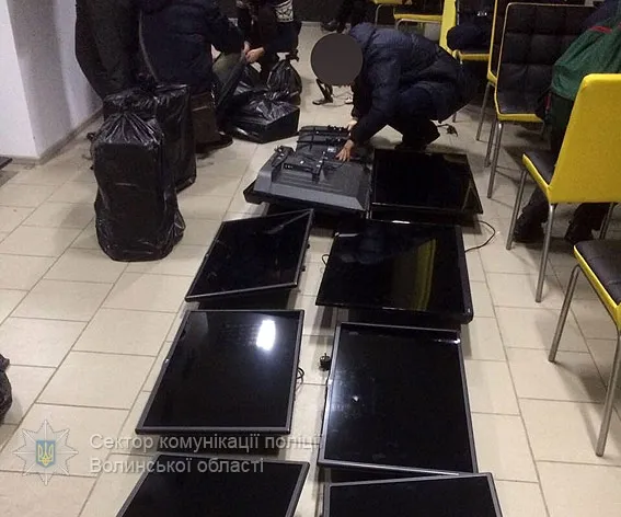 Під виглядом букмекерської контори  у Луцьку працювало казино (фото)