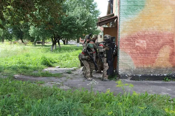 Заручники на луцькому аеродромі: відбулися антитерористичні навчання (відео, фото)