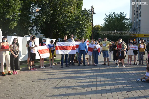 «Жыве Беларусь»: лучани вийшли на Театральний майдан, аби підтримати сусідній народ (відео)