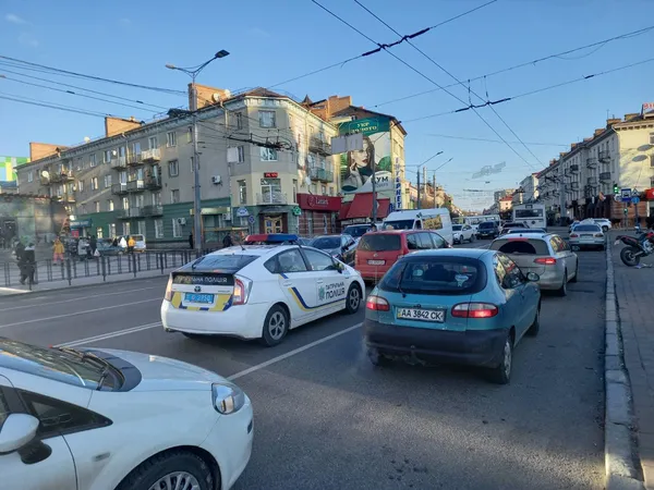 У центрі Луцька – ДТП за участю мотоцикліста: утворився затор (фото, оновлено)