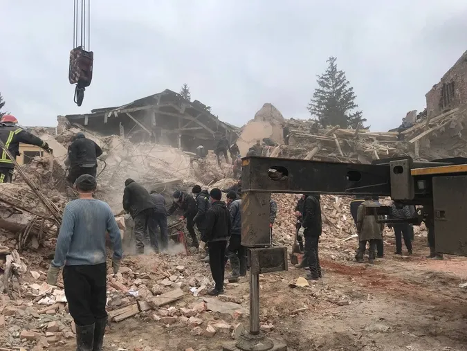 Обстріл в Охтирці: загинули десятки українських бійців, тіла російських знаходять по місту
