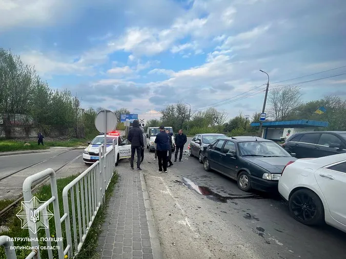 У Луцьку п'яний на бусі вчинив масштабну автотрощу (фото)