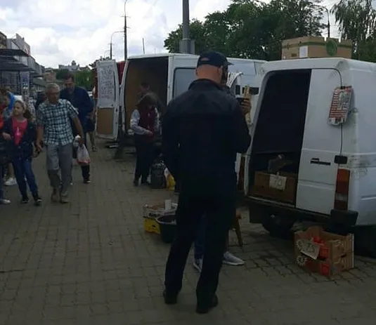 У Луцьку штрафуватимуть за торгівлю з автомобілів, а товар віддаватимуть ЗСУ (відео)