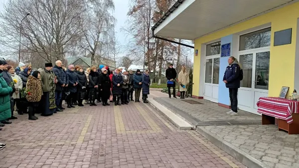 Близькі та знайомі загиблого бійця на відкритті меморіальної дошки