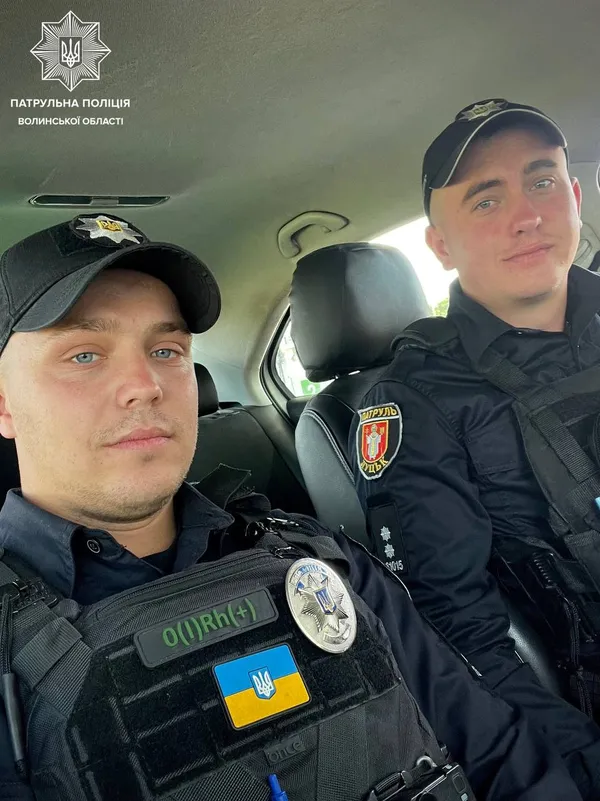«Хлопці, допоможіть, серце схопило»: волинські патрульні допомогли дідусю, якому стало зле
