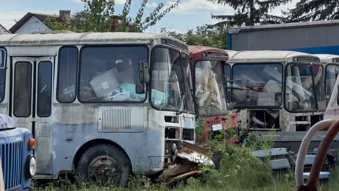 «Стоять ще з 2015 року»: у Володимирі помітили «кладовище» старих міських автобусів (фото)