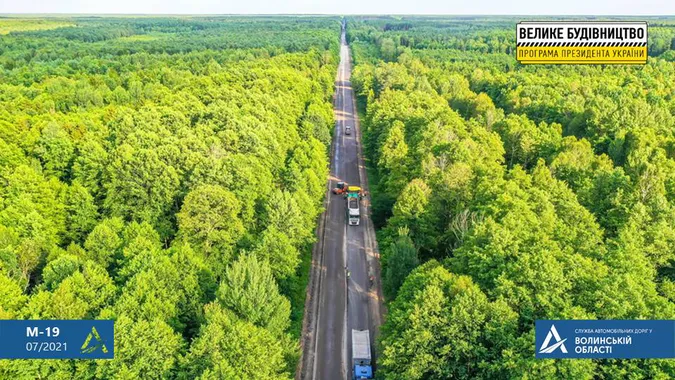 На Волині ремонтують дорогу біля кордону: рух обмежений (фото, відео)