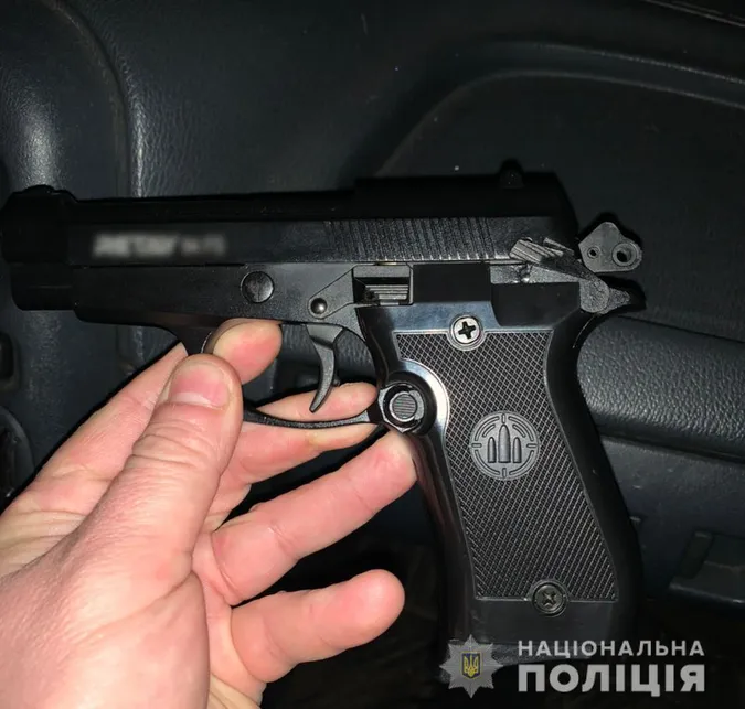 На Волині в під’їзді будинку односелець погрожував жінці пістолетом