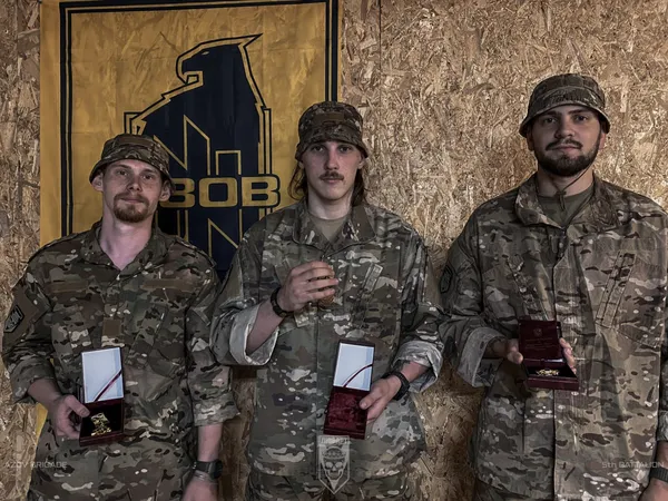 «За відвагу в службі» та «За доблесну службу»: бійцям АЗОВу вручили почесні нагороди (фото)