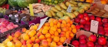 Сезон фруктів у розпалі: які ціни на ринках Луцька (фото)
