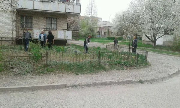 У Луцьку продовжують зносити паркани під багатоповерхівками (фото)