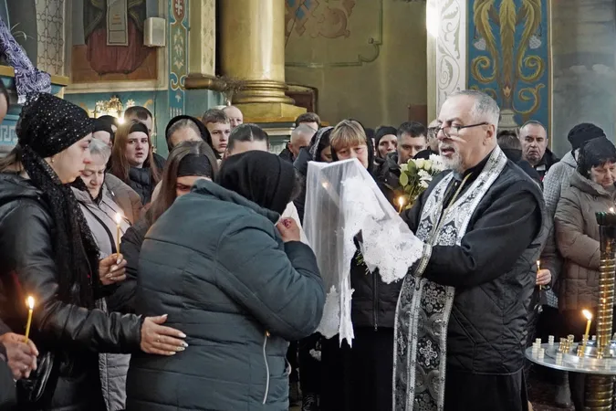На Волині попрощалися із воїном та батьком трьох дітей Олександром Дроботом (фото)