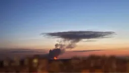 На Київщині масштабна пожежа з вибухами: горять склади після ворожого влучання (відео)