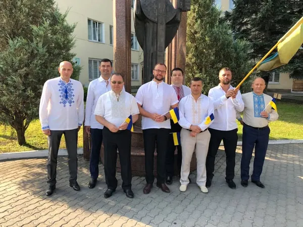 Патріотичний Facebook: волиняни діляться вишиванками і прапорами (фото)