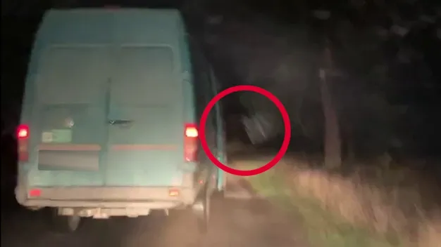 Погоня на кордоні: на Волині пачкарі викидали з авто пакунки з цигарками (фото, відео)