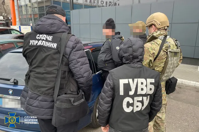 СБУ викрила шахраїв, які видурювали гроші у родичів загиблих воїнів (фото)