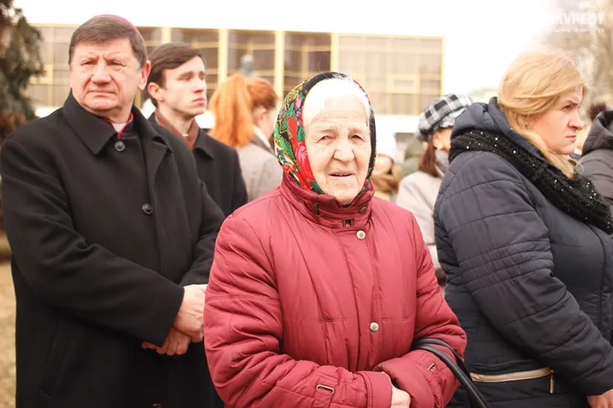 Квіти та сотні людей: у Луцьку вшанували пам'ять героїв Небесної Сотні (фото, відео)