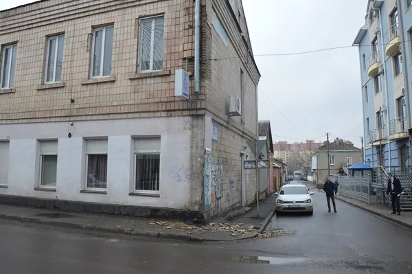 У Луцьку з будинку на тротуар обвалилася плитка (фото)