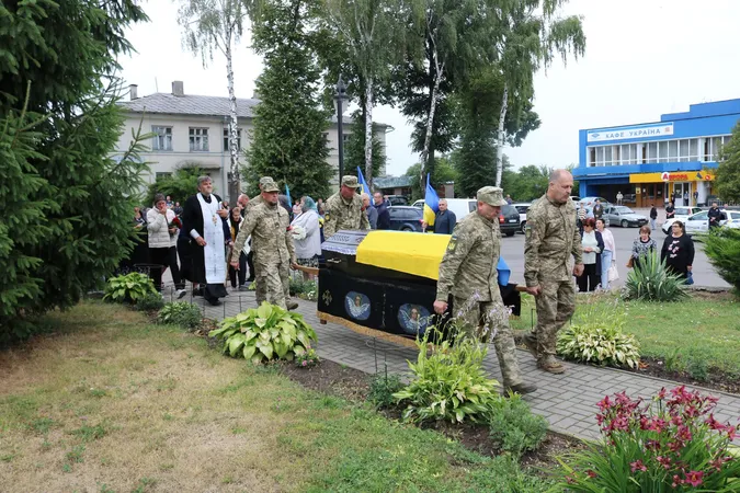У громаді на Волині в останню путь провели Героя Юрія Лозу (фото)