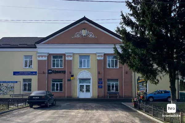 Селищна рада Зимного розташована навпроти Зимненського монастиря