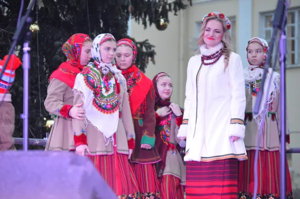 З піснями та феєрверками: у Луцьку засвітили головну ялинку