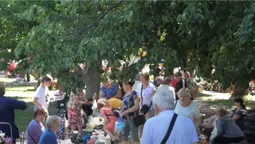 На луцькому ринку – довжелезні черги: по що біжать люди (відео)