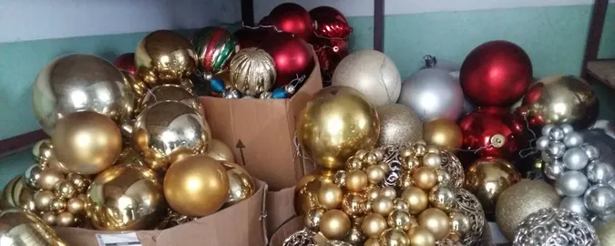 Де і як «живуть» прикраси для луцьких ялинок протягом року (відео)