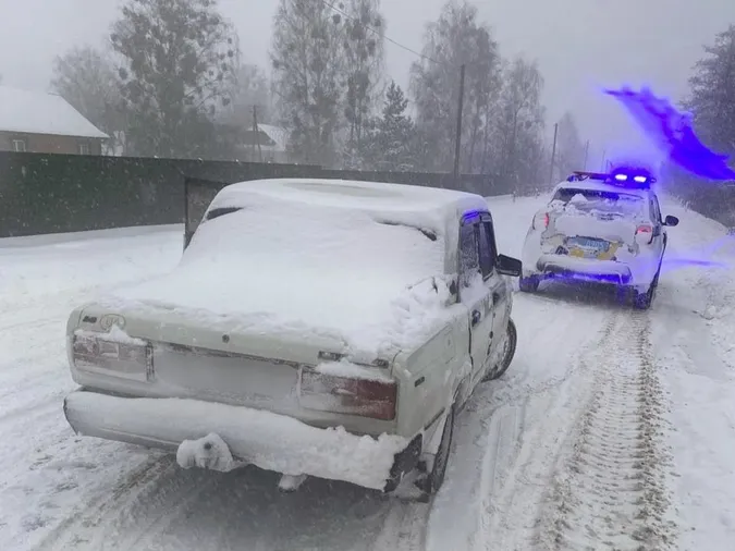 На Волині поліцейський офіцер громади службовим авто витягнув із замету машину