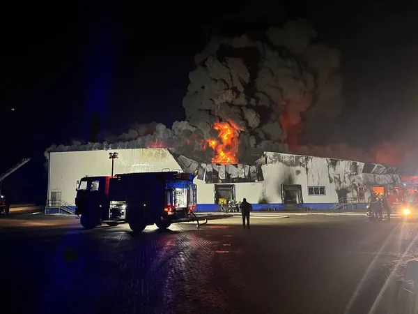 Пів сотні рятувальників і робот: пожежу на підприємстві «Пан Курчак» у Нововолинську загасили (фото)